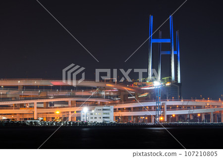 [Kanagawa Prefecture] Night view of Yokohama Bay Bridge and Daikoku Junction 107210805