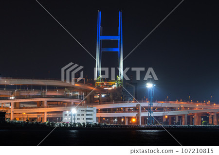 [Kanagawa Prefecture] Night view of Yokohama Bay Bridge and Daikoku Junction 107210815