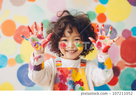 享受繪畫的微笑的女孩 107211052