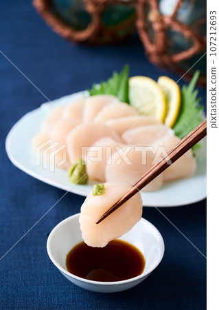 將帶子刺身沾上醬油 107212693