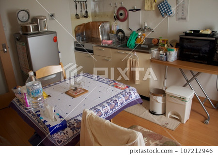 凌亂的廚房 107212946