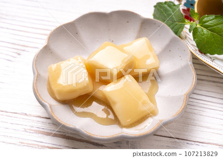 salted caramel and caramel sauce 107213829