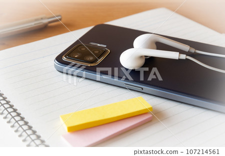 Smartphone and earphone online learning 107214561