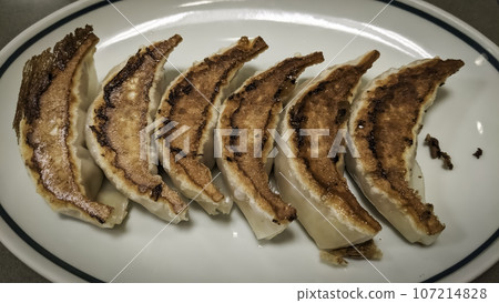 Delicious pan-fried dumplings 107214828