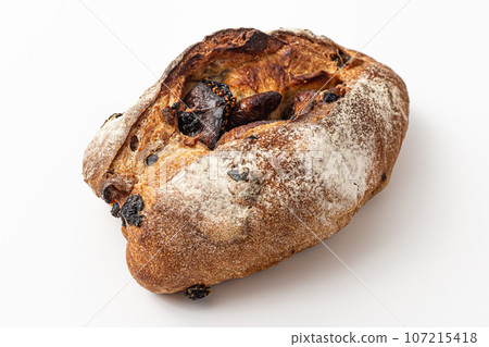 Pain de campagne with figs on white background Pain de campagne with figs on white background 107215418