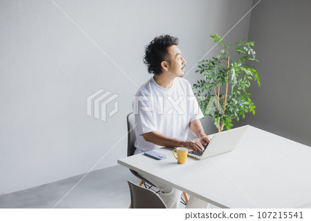 casual businessman 107215541