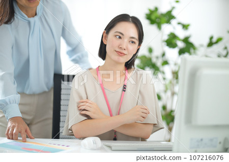 Businesswomen having a meeting in the office 107216076