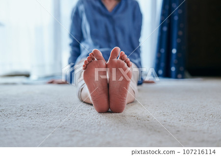 senior woman who is sensitive to cold 107216114