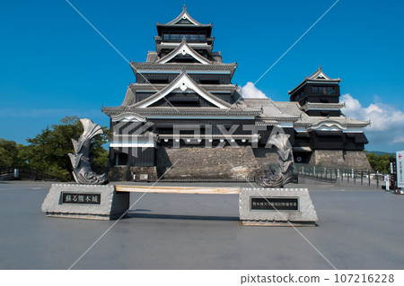 Kumamoto Castle tower shining against the blue sky Kumamoto Castle tower shining against the blue sky 107216228