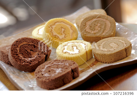 在盤子上卷蛋糕 在盤子上卷蛋糕 107216396