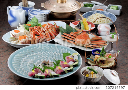 豪華日本料理、螃蟹火鍋和河豚生魚片 豪華日本料理、螃蟹火鍋和河豚生魚片 107216397