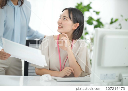 Businesswomen having a meeting in the office 107216473