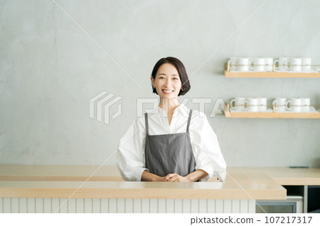 在咖啡館工作的女人的形象 107217317