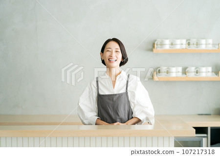 在咖啡館工作的女人的形象 在咖啡館工作的女人的形象 107217318