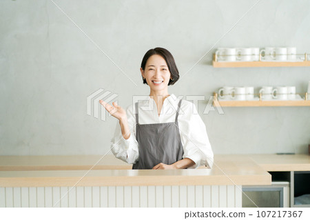 在咖啡館工作的女人的形象 107217367