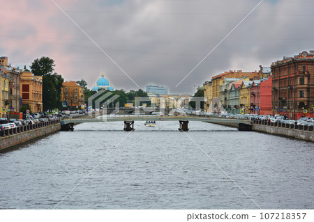 Scenic sunset cityscape over Arno River, St Trinity Bridge and colorful old houses along the river 107218357