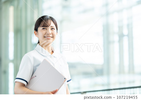 白色的一位小姐 107219455