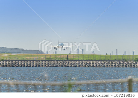 [Starflyer飛機從城南島海濱公園上空準備降落的後視圖] 107219836