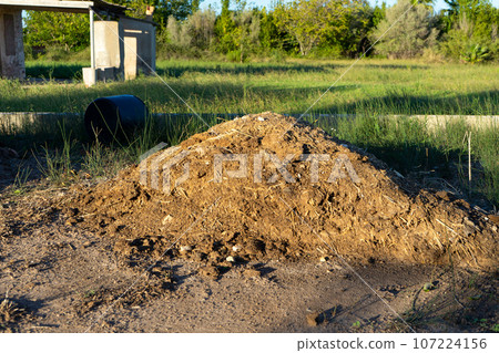 Straw pile and natural fertilizer crowding in an ecological cultivation field Straw pile and natural fertilizer crowding in an ecological cultivation field 107224156