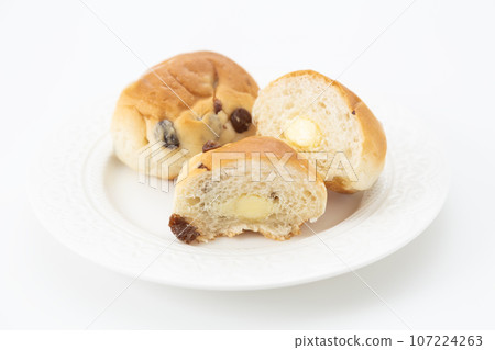 葡萄乾麵包白色背景 葡萄乾麵包白色背景 107224263