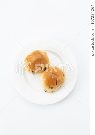 葡萄乾麵包白色背景 107224264