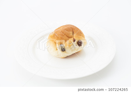 葡萄乾麵包白色背景 107224265