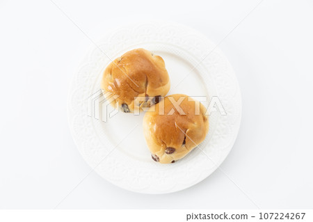 葡萄乾麵包白色背景 107224267