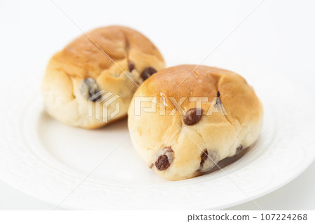 葡萄乾麵包白色背景 107224268