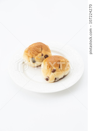 葡萄乾麵包白色背景 107224270