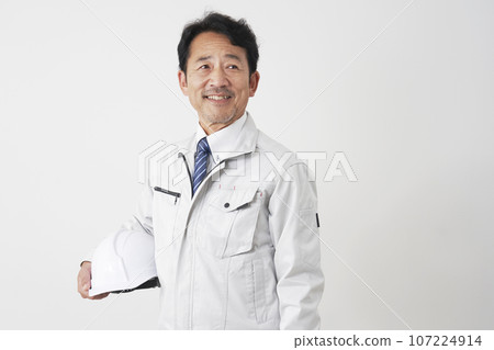 工人肖像白色背景 107224914