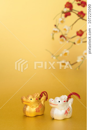 Year of the Dragon New Year's material Gold and silver Fukuju Dragon and plum blossoms Golden background 107225090