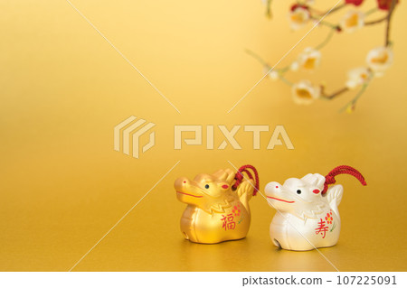 Year of the Dragon New Year's material Gold and silver Fukuju Dragon and plum blossoms Golden background 107225091