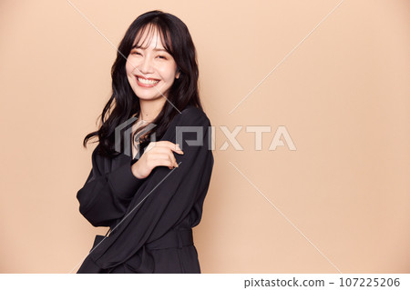 秋季服裝時尚女人肖像 107225206