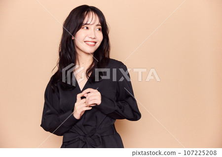 Autumn clothes fashion woman portrait Autumn clothes fashion woman portrait 107225208