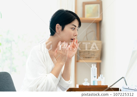 一個女人在她的房間裡做皮膚護理 107225312