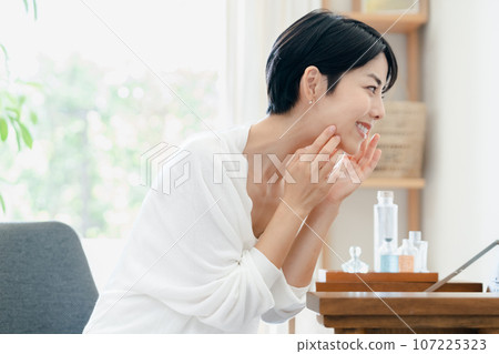一個女人在她的房間裡做皮膚護理 107225323