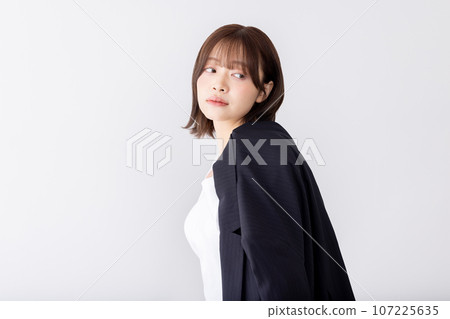 將西裝搭在肩上的事業女性。 107225635