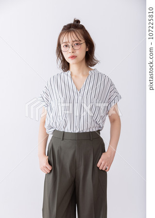 髮髻頭髮的女商人 107225810