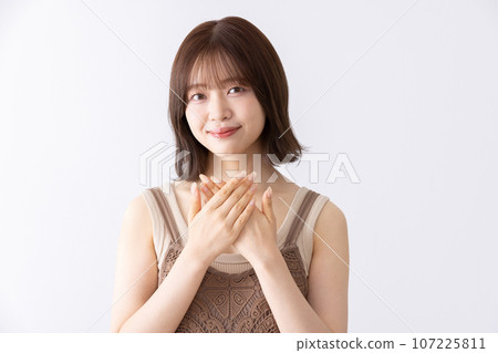 年輕女子展示她的指甲 107225811