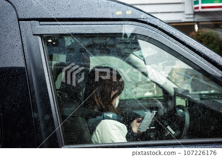 Waiting taxi (female) 107226176