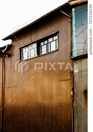 Old house corrugated iron wall Old house corrugated iron wall 107226284
