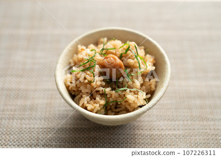 同名蘑菇飯佐醃李子和紫蘇葉 107226311