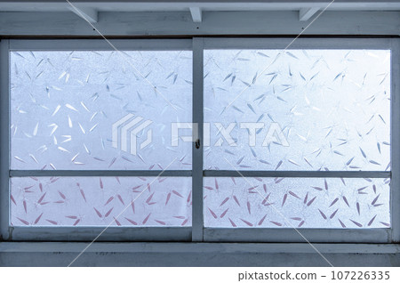 Showa-era patterned glass “Sasa” | Retro wooden window frame 107226335