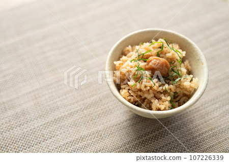 同名蘑菇飯佐醃李子和紫蘇葉 107226339