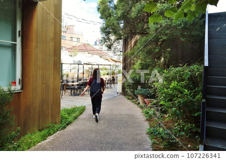 沿著代官山原木路走的女人 107226341