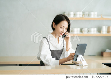 咖啡館裡接電話的工作人員 咖啡館裡接電話的工作人員 107227303