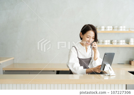 Staff answering the phone at a cafe 107227306