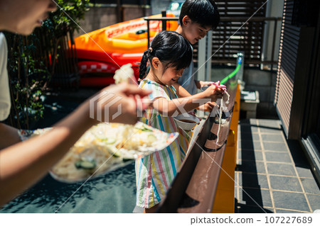 一家人在花園裡做素面 107227689