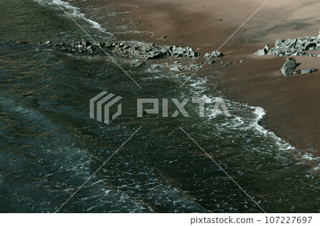 Various patterns created by the waves at the seaside. The workings of the earth that you will never get tired of watching. The mystery of the earth. 107227697