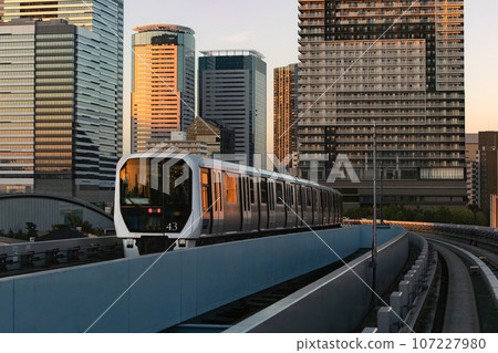 Yurikamome rides through the sunset in the city center 107227980